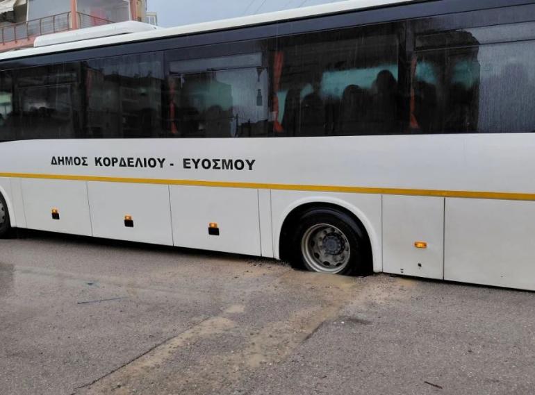 Θεσσαλονίκη: Σχολικό «κόλλησε» σε λακούβα στον Εύοσμο