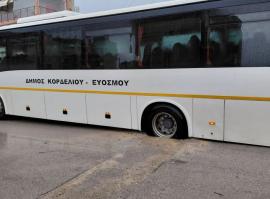 Θεσσαλονίκη: Σχολικό «κόλλησε» σε λακούβα στον Εύοσμο