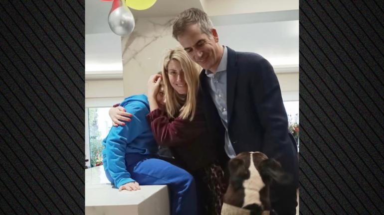 ΦΩΤΟ-Η Σία Κοσιώνη επέστρεψε σπίτι μετά την περιπέτεια της υγείας της και πόζαρε αγκαλιά με την οικογένειά της