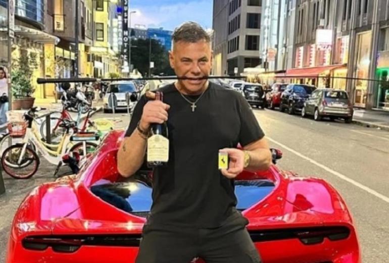 Ο μανάβης που έγινε influencer και πλένει τη Ferrari του... με σαμπάνια