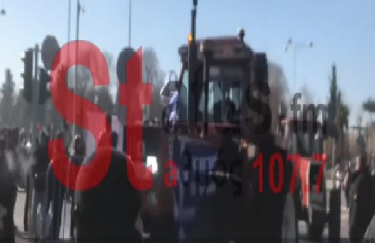 Εκατοντάδες τρακτέρ έξω από τη ΔΕΘ – Πρόσθετα μέτρα για τους αγρότες θα ανακοινώσει ο Πρωθυπουργός