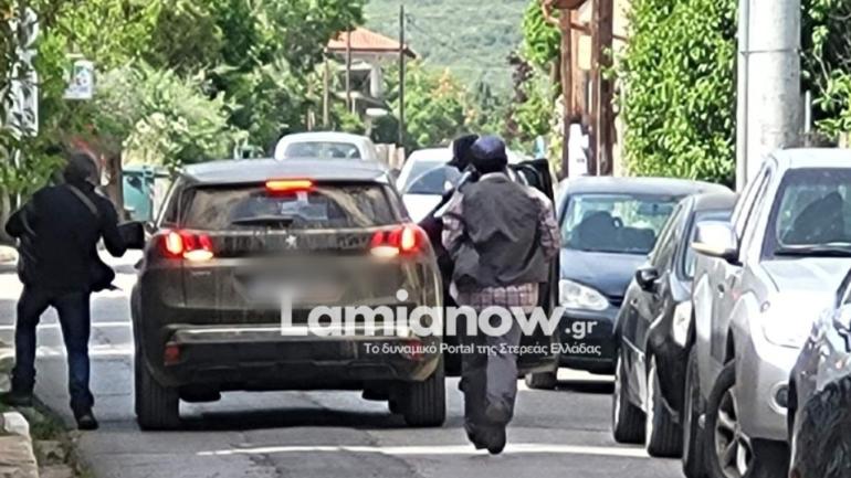 Ένοπλη ληστεία σε τράπεζα στην Κάτω Τιθορέα, η στιγμή που οι δράστες φεύγουν ψύχραιμοι με 200.000 ευρώ