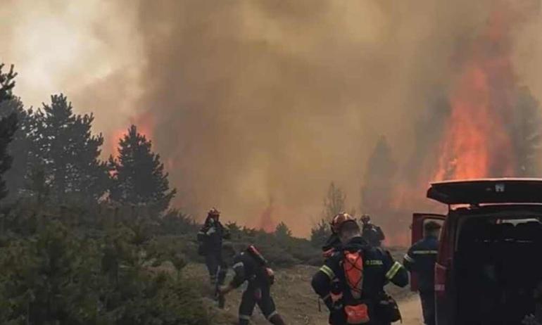 Μαίνεται για τρίτη ημέρα η φωτιά στα Πιέρια Όρη – Κατευθύνεται προς Κοζάνη