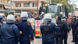 ΤΩΡΑ-Επεισόδια με αγρότες που διαμαρτύρονται. 'Εσπασαν τον κλοιό της αστυνομίας και περικύκλωσαν τον Κώστα Τσιάρα