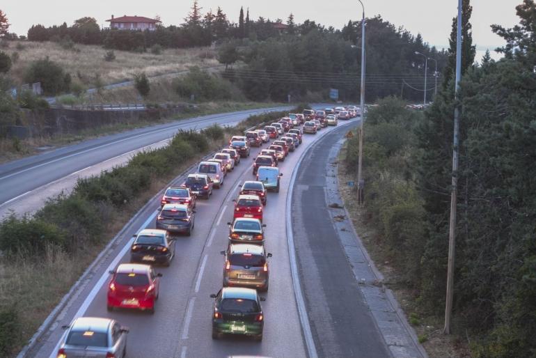 Θεσσαλονίκη: Έμφραγμα στον Περιφερειακό λόγω ακινητοποιημένου οχήματος