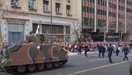 25η Μαρτίου: Οκτώ προσαγωγές στην παρέλαση στην Αθήνα - Μπήκαν με Παλαιστινιακές σημαίες μπροστά στα άρματα