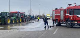 ΒΙΝΤΕΟ-Μάλγαρα: Αγρότες απομάκρυναν τα τρακτέρ και άνοιξαν δύο λωρίδες στο ρεύμα προς Αθήνα – Έδωσε το «πράσινο φως» η Τροχαία για το άνοιγμα του δρόμου