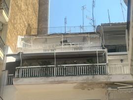 Θεσσαλονίκη: Το βρέφος που παράτησαν οι γονείς στο μπαλκόνι εντοπίστηκε μετά από ανώνυμη καταγγελία στο «100»