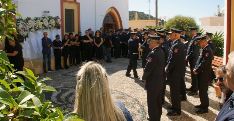 Συγκίνηση στην κηδεία του πυροσβέστη στη Ρόδο που έχασε τη ζωή του ενώ προσπαθούσε να σώσει δύο αναρριχητές