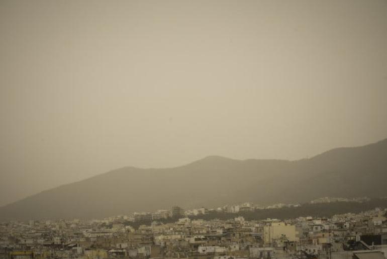 Καταιγίδες και νέα εισβολή αφρικανικής σκόνης σε 2 φάσεις – Οι περιοχές που θα «πνιγούν»