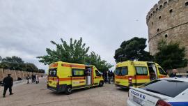 Θεσσαλονίκη: Συναγερμός για νεαρό που απείλησε να πέσει από τον Λευκό Πύργο