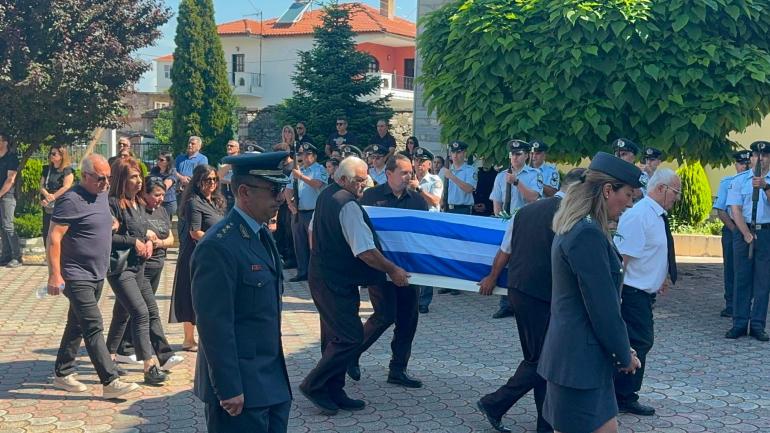Δράμα: Σπαραγμός στην κηδεία της 45χρονης αστυνομικού - Τραγικές φιγούρες τα παιδιά της