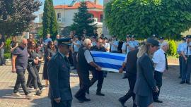 Δράμα: Σπαραγμός στην κηδεία της 45χρονης αστυνομικού - Τραγικές φιγούρες τα παιδιά της