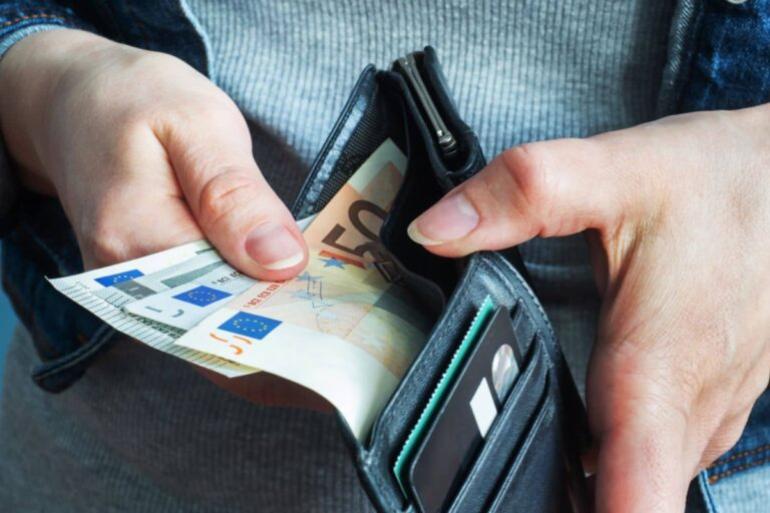 Δώρο Χριστουγέννων: Πότε ξεκινά η πληρωμή του – Ο χάρτης των πληρωμών για εργαζόμενους και δικαιούχους της ΔΥΠΑ