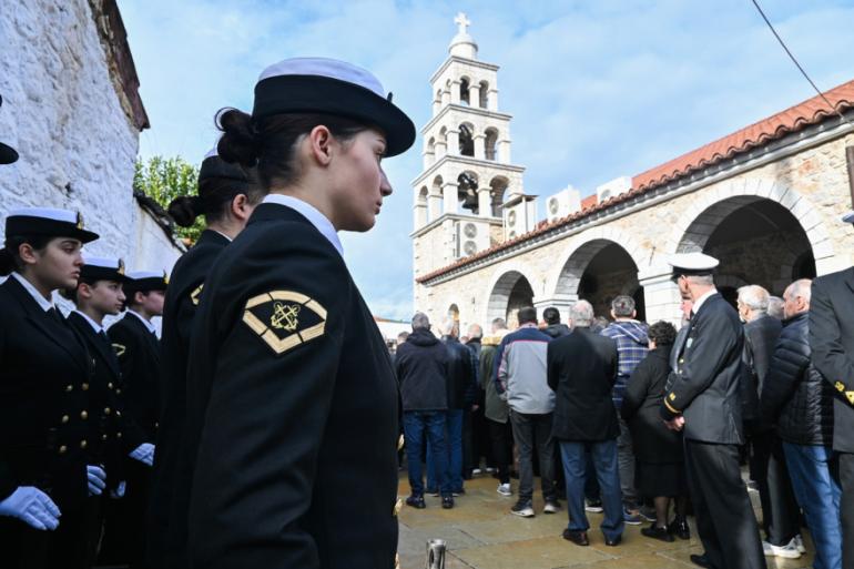 Οδύνη στην κηδεία του λιμενικού που σκοτώθηκε στο Άστρος – Η Βουλή “υιοθετεί” το παιδί του