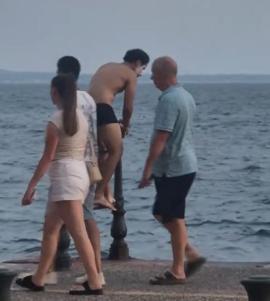 Θεσσαλονίκη: Άνδρας βαμμένος «Τζόκερ» χόρευε με το εσώρουχο και βούτηξε στον Θερμαϊκό (VIDEO)