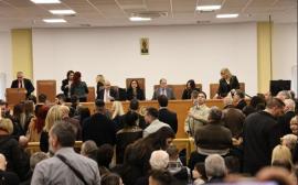 Δίκη για τα Τέμπη: Θα απέχουν οι δικηγόροι αν δεν εισακουστεί το αίτημα για αλλαγή χώρου