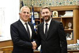 Στο ΠΑΣΟΚ ο Ευάγγελος Αποστολάκης – Συναντήθηκε με τον Νίκο Ανδρουλάκη