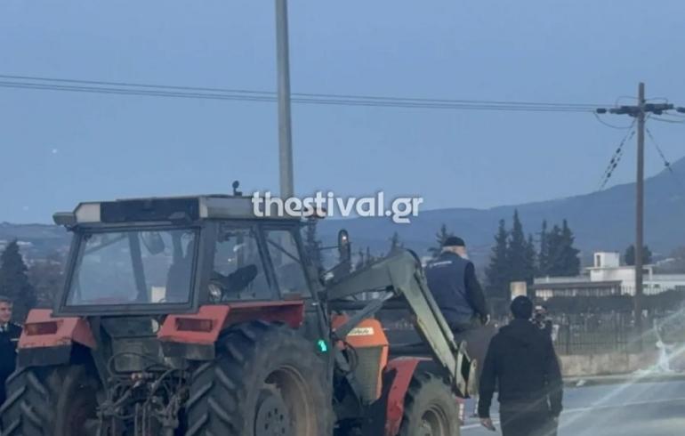 Θεσσαλονίκη: Αποχώρησαν οι αγρότες απο το μπλόκο των Πράσινων Φαναριών – Ανοίγει ο δρόμος για αεροδρόμιο