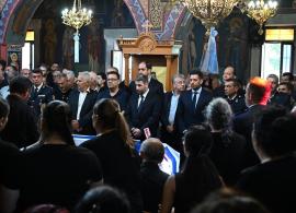 Κρήτη: Θρήνος στην κηδεία του 58χρονου πυροσβέστη που χάθηκε στη φωτιά στο Ρέθυμνο