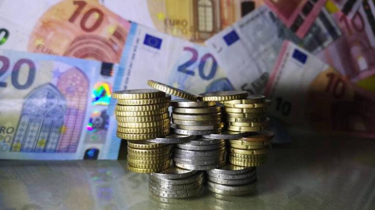 Αυξήσεις σε μισθούς και συντάξεις φέρνει το 2024 - Αναλυτικά οι κατηγορίες και τα ποσά