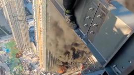 Τρομακτικό βίντεο: Κινέζοι εργάτες σε σκαλωσιά στο Τελ Αβίβ βλέπουν κτίριο από κάτω τους να έχει χτυπηθεί από πύραυλο