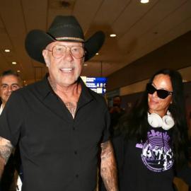 ΦΩΤΟ-Ο frontman των Metallica Τζέιμς Χέτφιλντ χέρι χέρι με την αρραβωνιαστικιά του στο Ελευθέριος Βενιζέλος